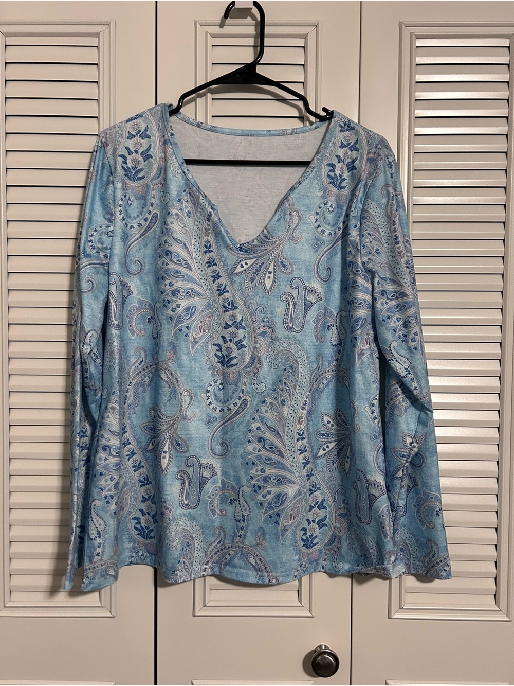 Women's Blue Paisley Print Long Sleeve V-Neck Blouse Size L
